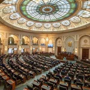 Moţiune în Senat împotriva lui Ilie Bolojan privind reducerea sprijinului pentru studenţi